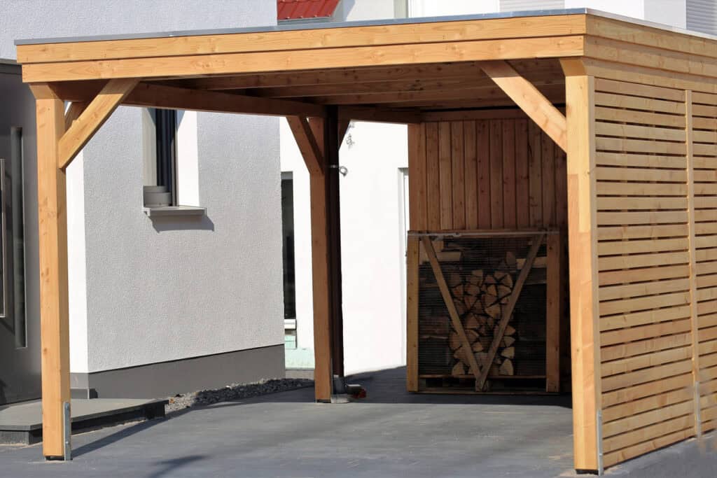 Moderne houten carport met plat dak